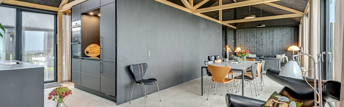 Råt og moderne arkitekttegnet sommerhus ved strandkanten