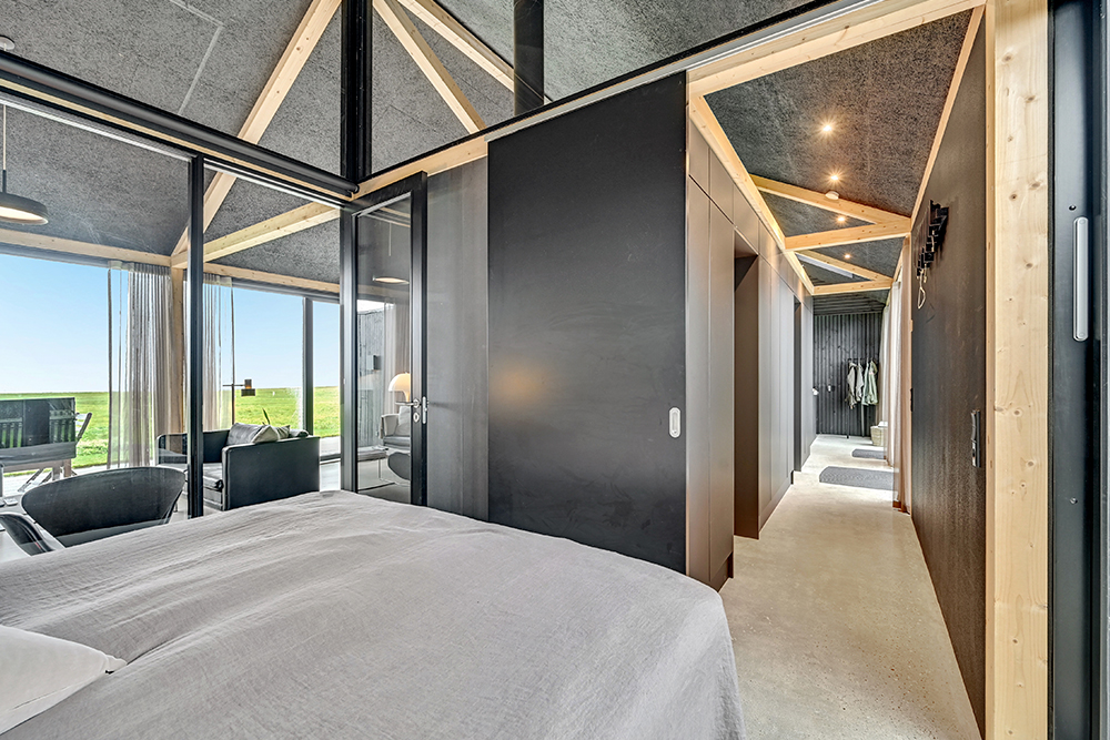 Råt og moderne arkitekttegnet sommerhus ved strandkanten