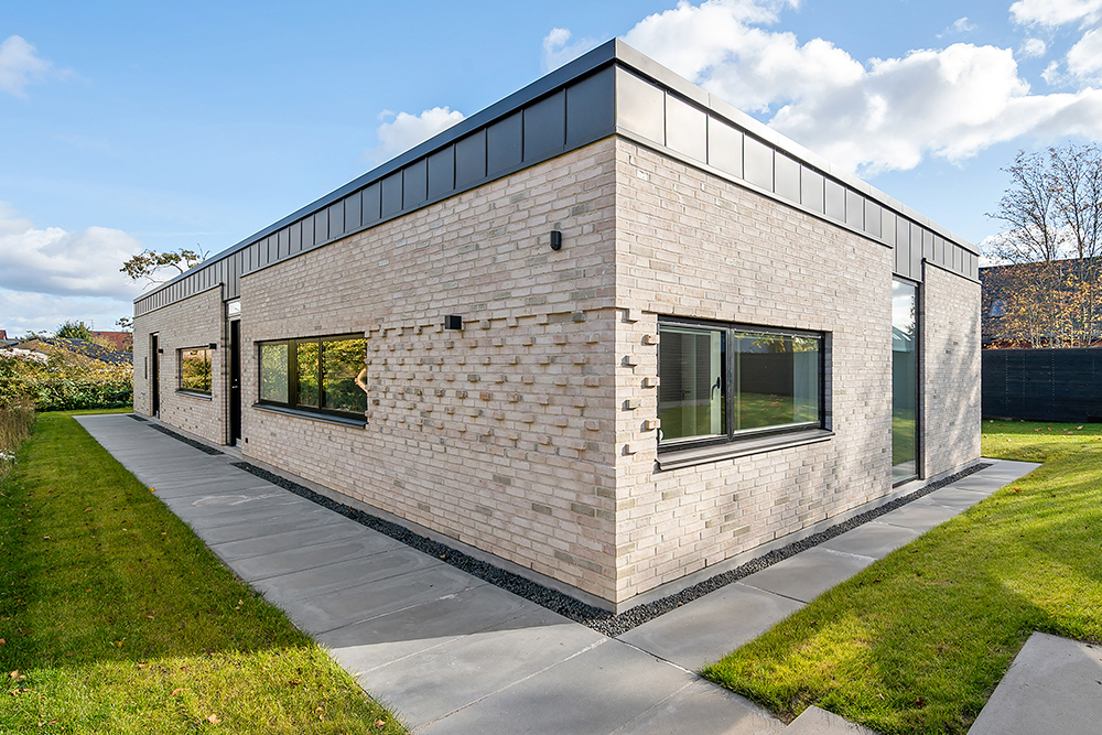 Moderne og minimalistisk villa med recesmurværk