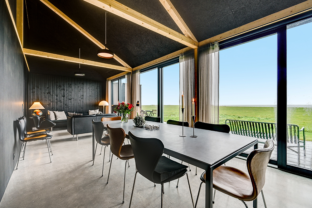 Råt og moderne arkitekttegnet sommerhus ved strandkanten